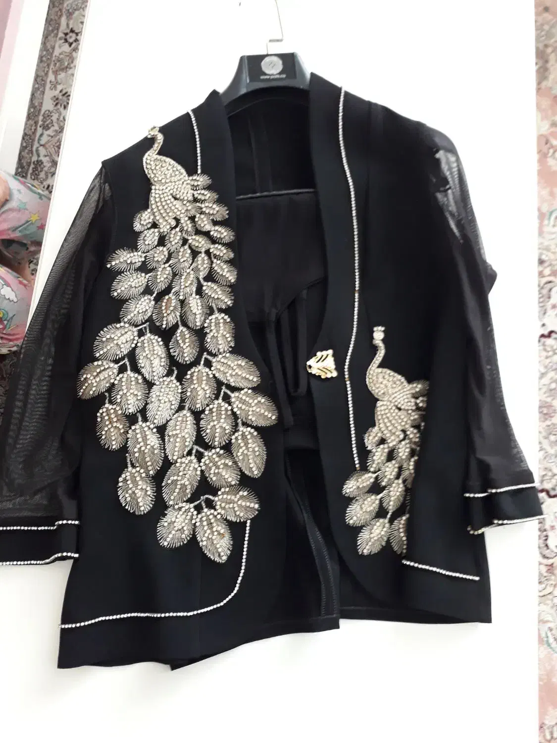 کت ودامن|لباس|رودهن, |دیوار