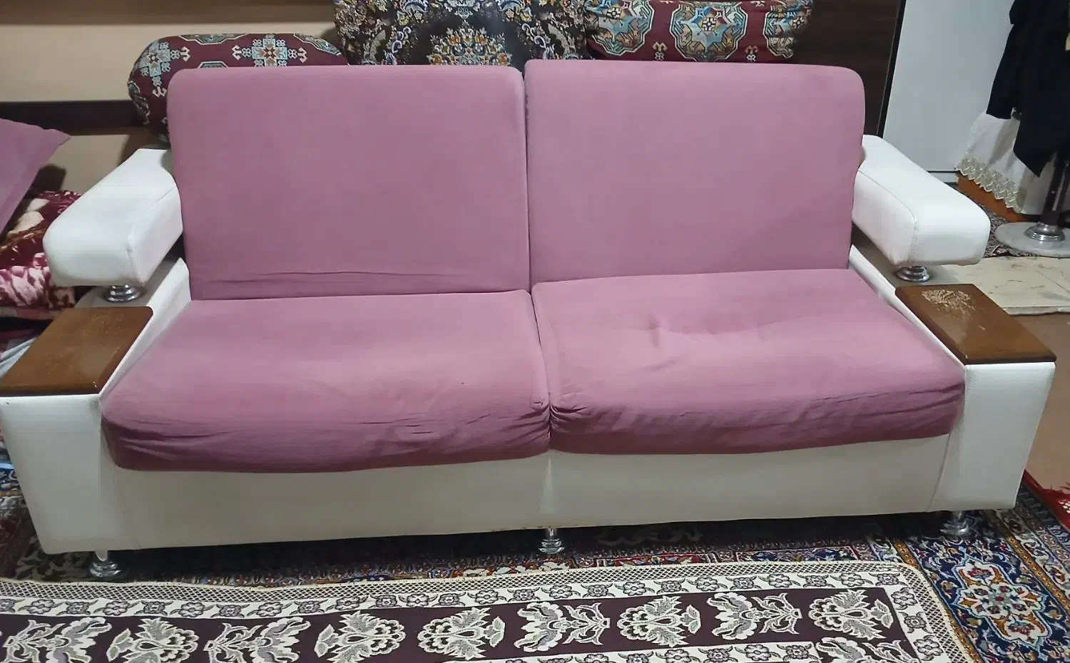 یک عدد مبل راحتی که به فروش می رسد|مبلمان خانگی و میز عسلی|اصفهان, شاهد|دیوار