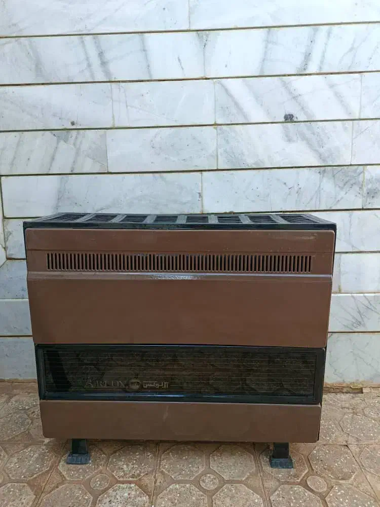 بخاری و تخت دونفره تمیز|تخت و سرویس خواب|خمینیشهر, |دیوار