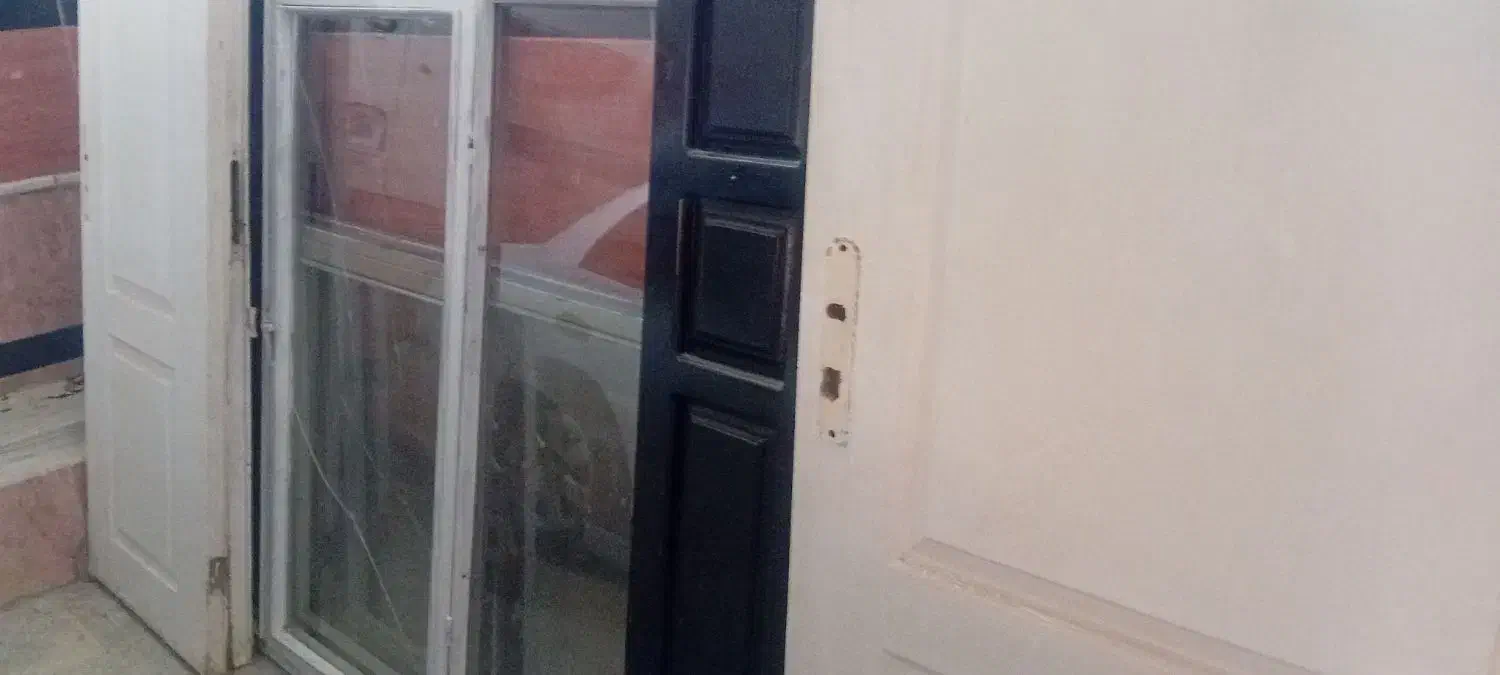 پنجره آهنی و در چوبی|مصالح و تجهیزات ساختمان|هشتگرد, شهرک ولیعصر (مصلی)|دیوار