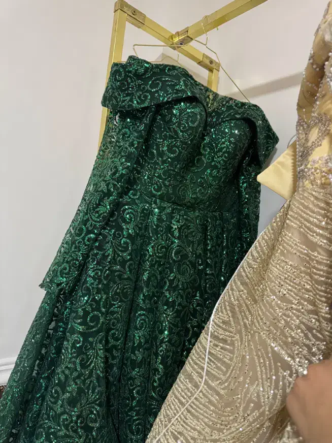 لباس عروس و لباس حنابندان|لباس|شیراز, آبیاری|دیوار