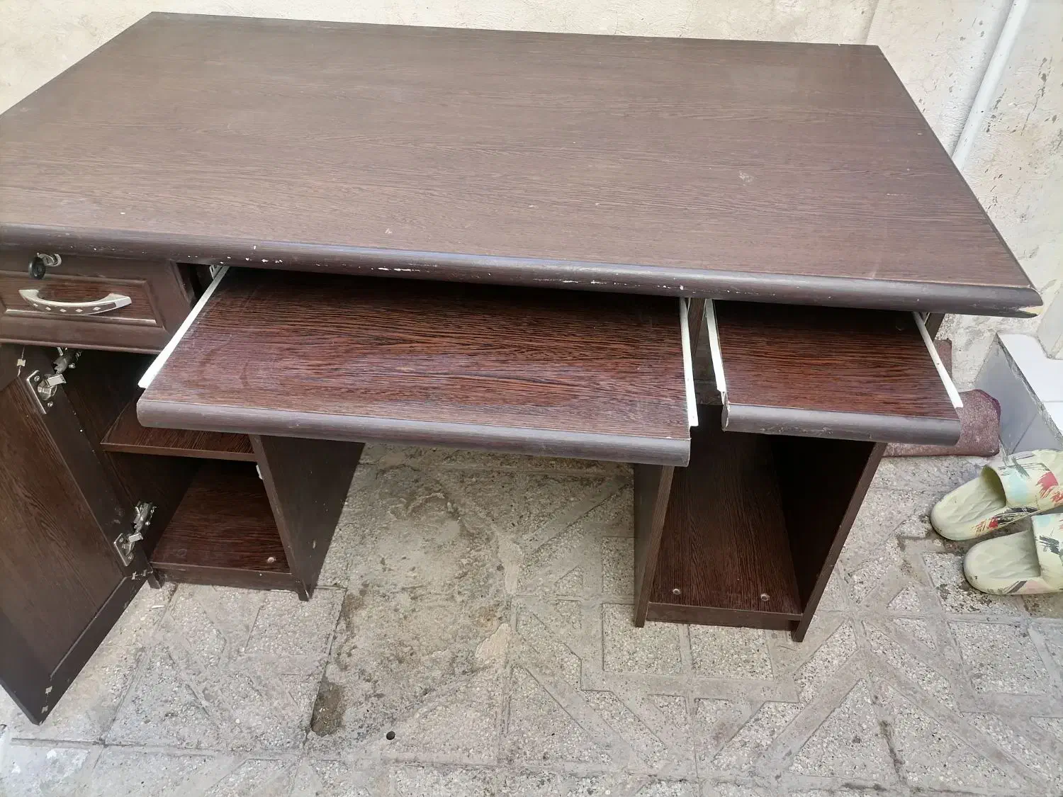 میز تحریر|میز تحریر و کامپیوتر|رباط‌کریم, رباط‌کریم|دیوار