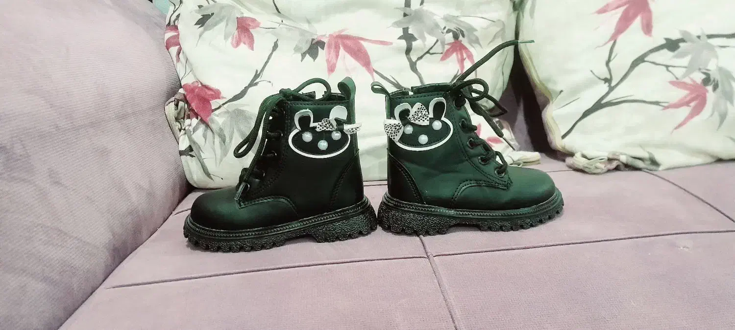 کفش|کیف، کفش، کمربند|القجر, |دیوار