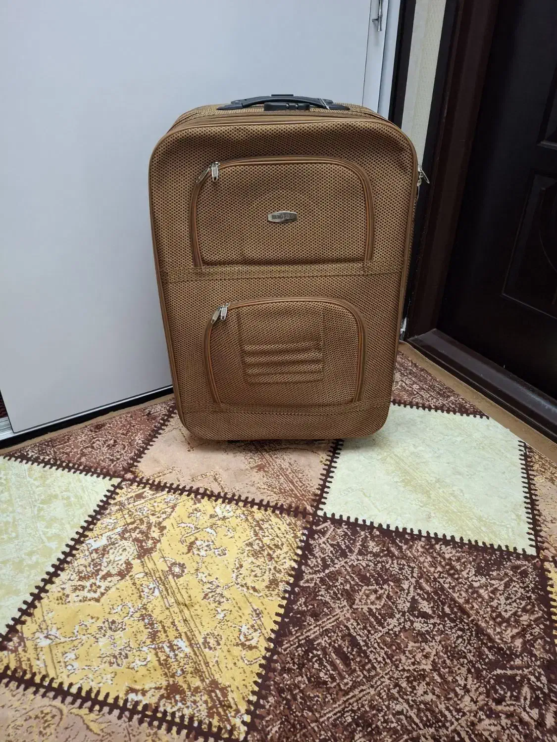 یک عدد چمدان بزرگ|کیف، کفش، کمربند|اردبیل, |دیوار