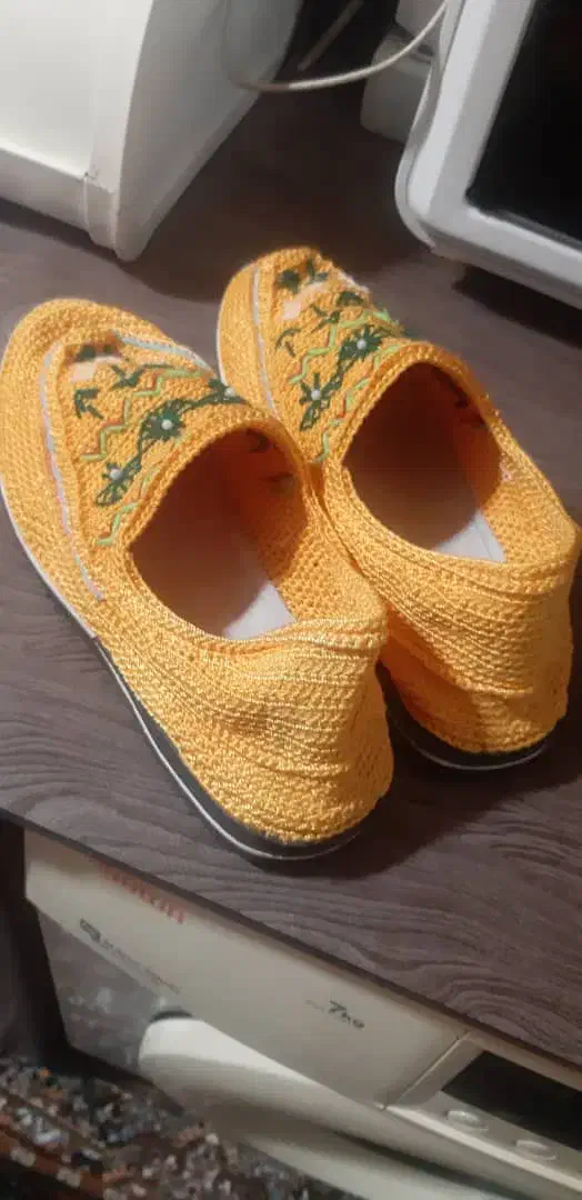 گیوه|کیف، کفش، کمربند|رشت, صفاری|دیوار