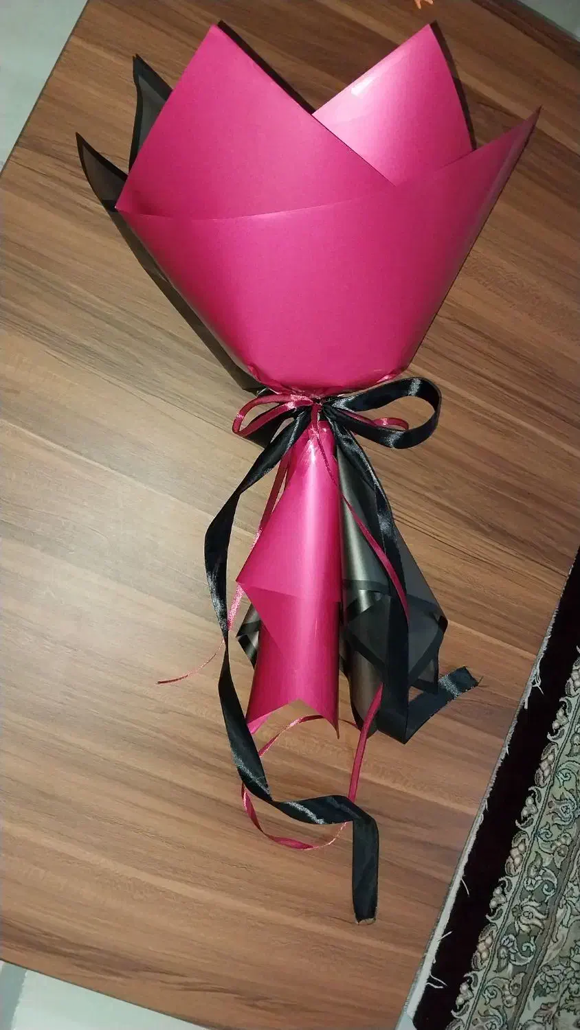 دسته گل ربانی قرمز و مشکی|گل مصنوعی|مشکین‌دشت, |دیوار