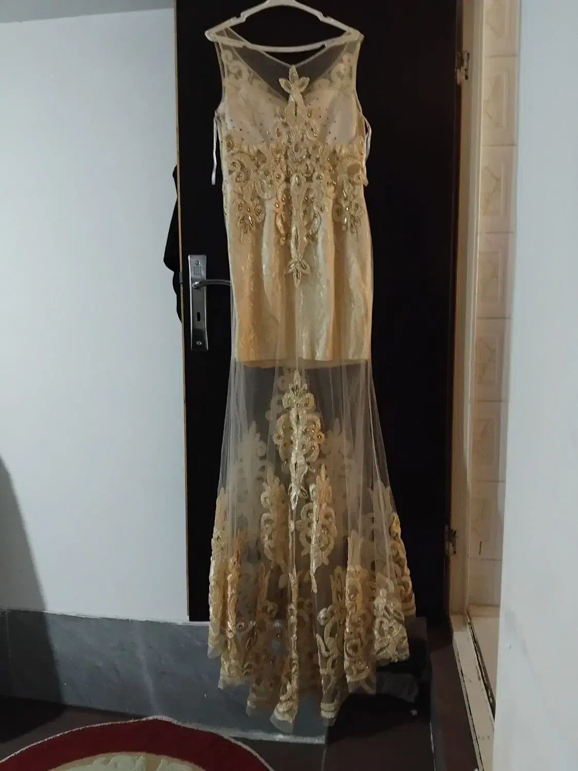 لباس مجلسی|لباس|قم, دروازه چوبی|دیوار