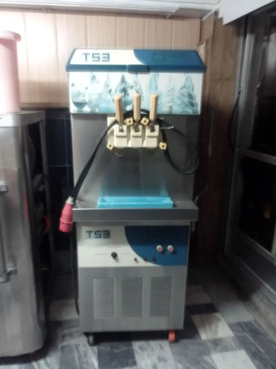 فروش فوری دستگاه بستنی قیفی|کافی‌شاپ و رستوران|نوشهر, |دیوار