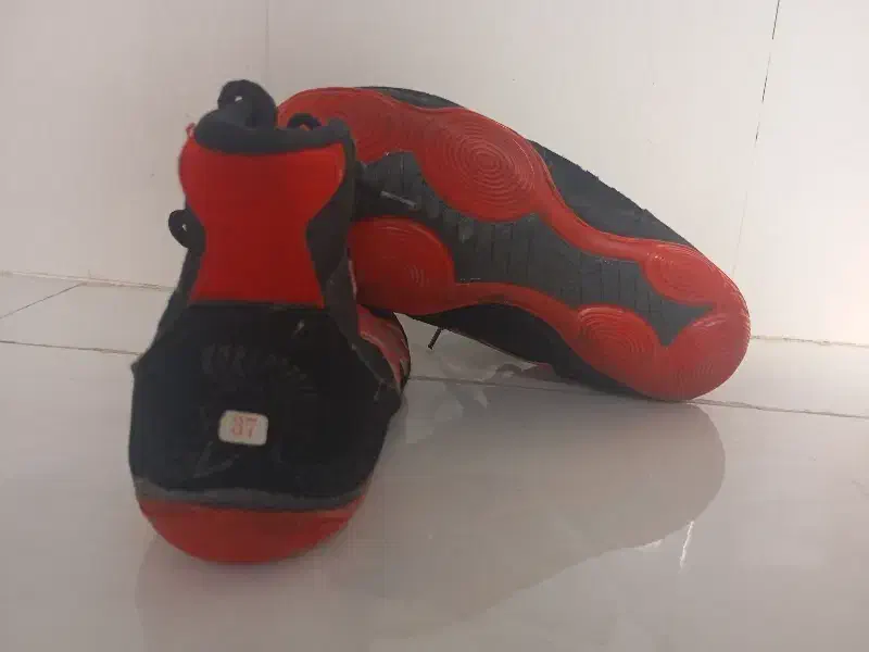 کفش کشتی ساق دار|کیف، کفش، کمربند|پرند, فاز ۴|دیوار