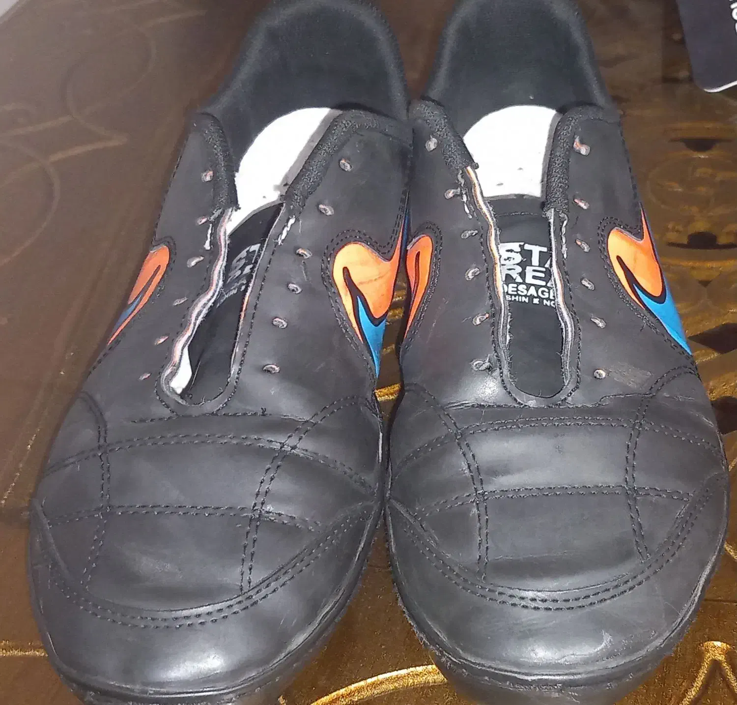 فروش یک عدد ضربه گیر و جوراب فوتبالی و کفش چمن|کیف، کفش، کمربند|تبریز, |دیوار