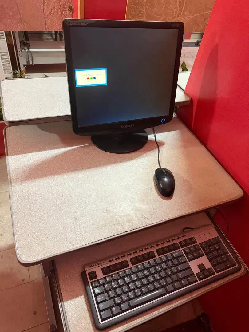 مانیتور و میز کامپیوتر در حد نو|قطعات و لوازم جانبی رایانه|کرمان, |دیوار