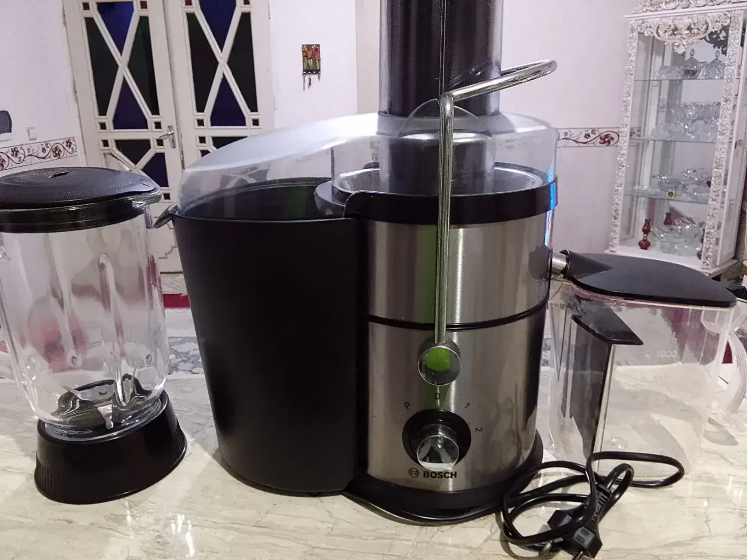 یک عددآبمیوه گیری چهارکاره بوش|آبمیوه‌گیر و آب‌مرکبات‌گیر|صائین قلعه, |دیوار