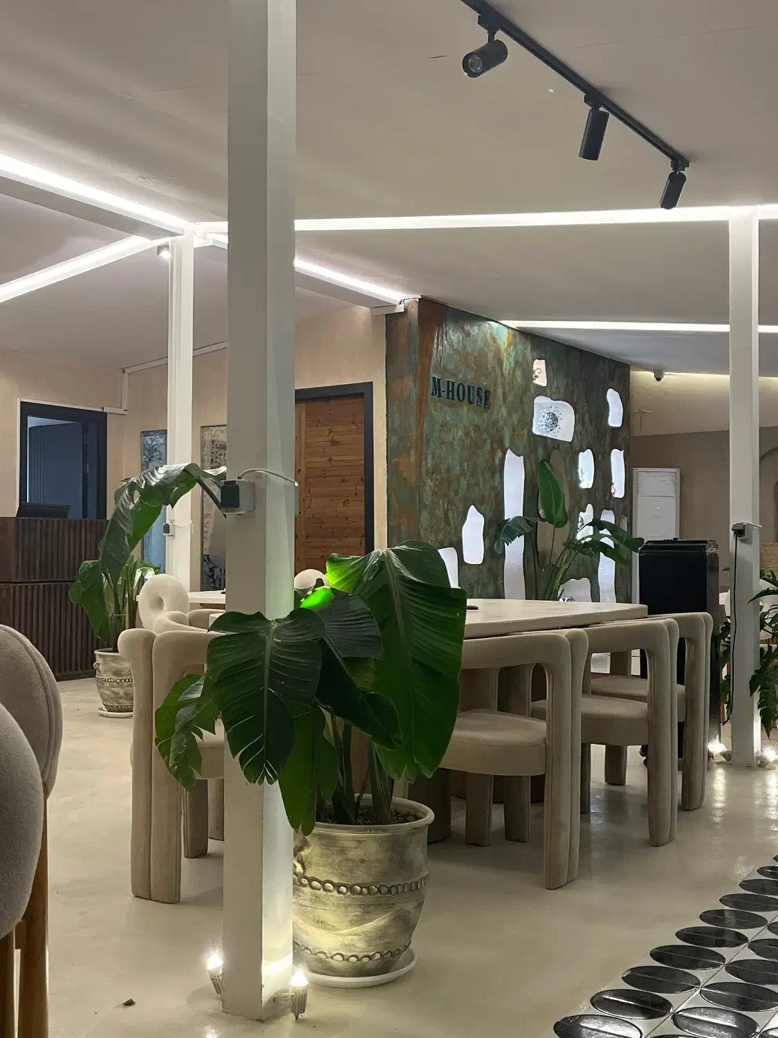 استخدام نیروی خدماتی رستوران|استخدام سرایداری و نظافت|قشم, |دیوار