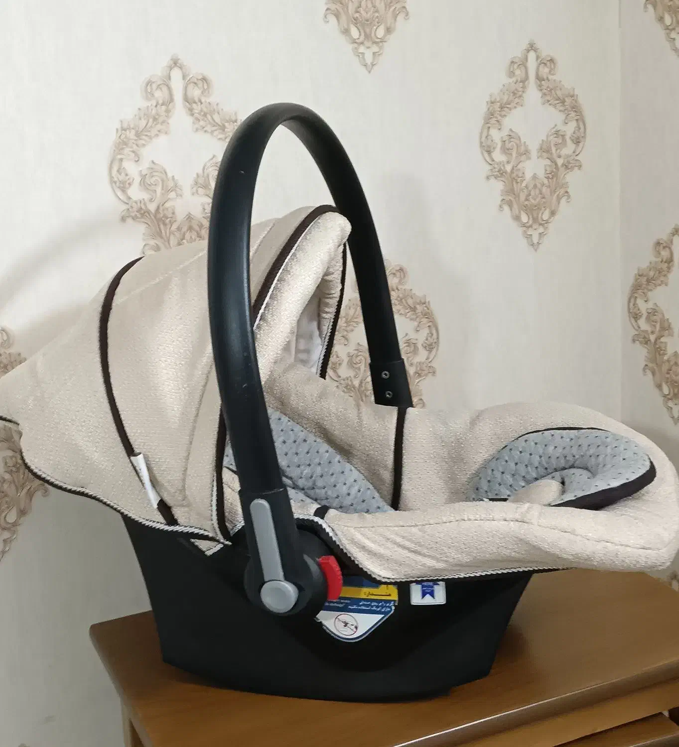 کریر|کالسکه و لوازم جانبی|نیشابور, بزرگمهر|دیوار