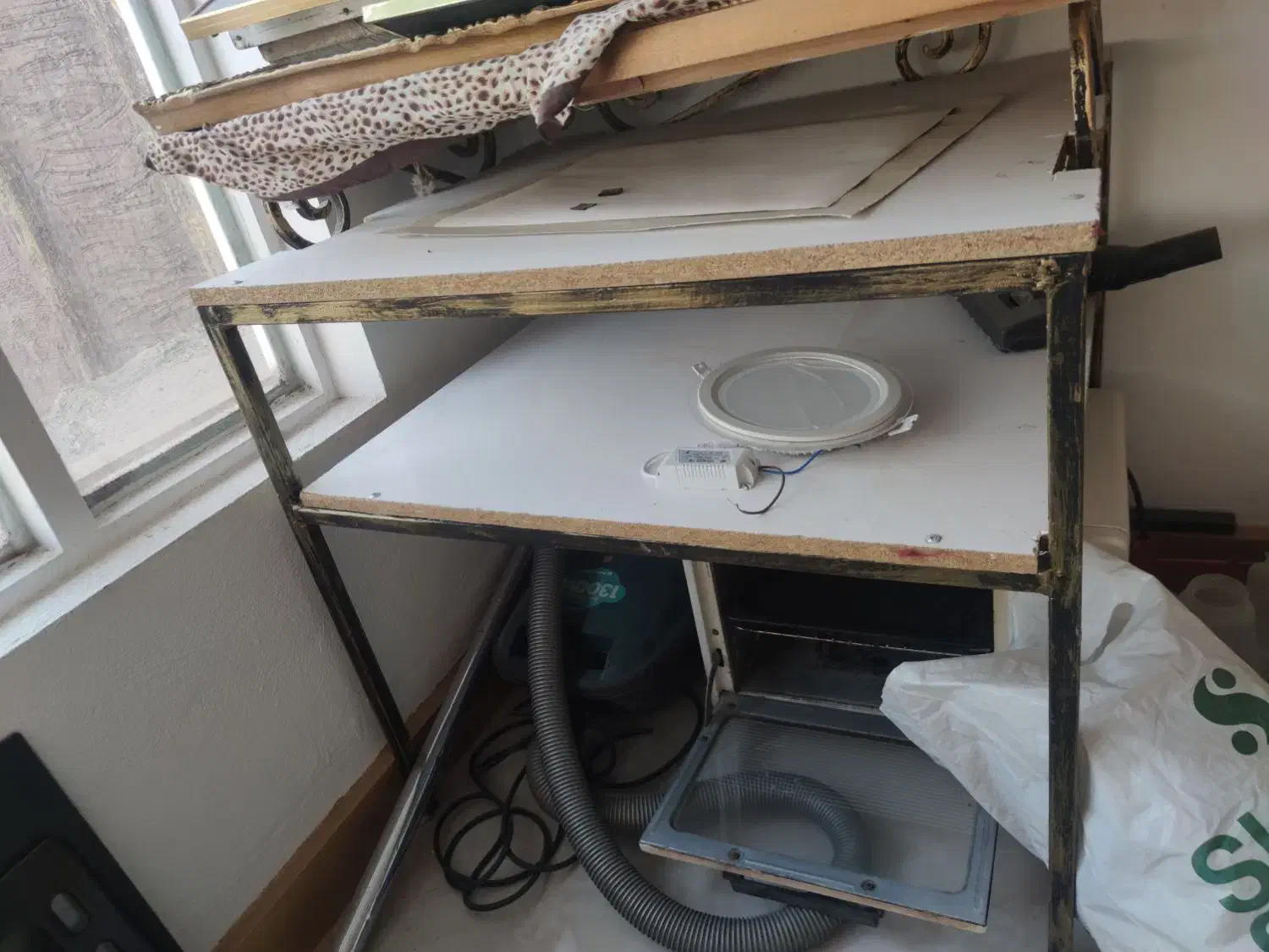 مقداری رختخواب و بالشت و میز و در چوبی و کالا سکه|حراج|ایذه, |دیوار