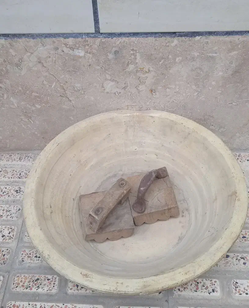 ظرف سفالی کشک ساب قدیمی با دسته گردو|کلکسیون اشیاء عتیقه|تبریز, |دیوار