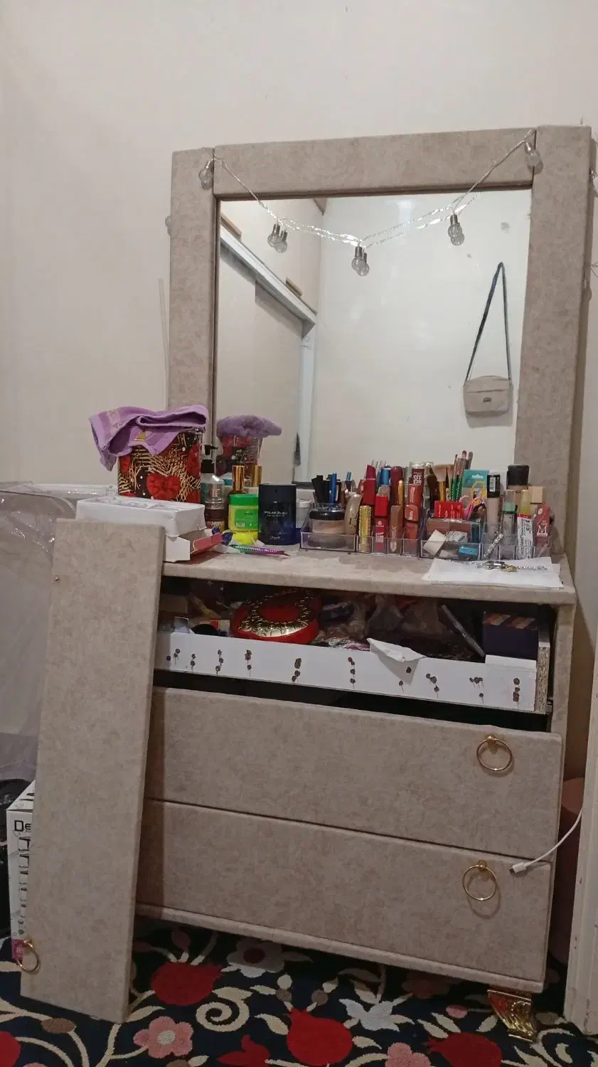 میز ارایشی و اینه|تخت و سرویس خواب|خمینیشهر, |دیوار