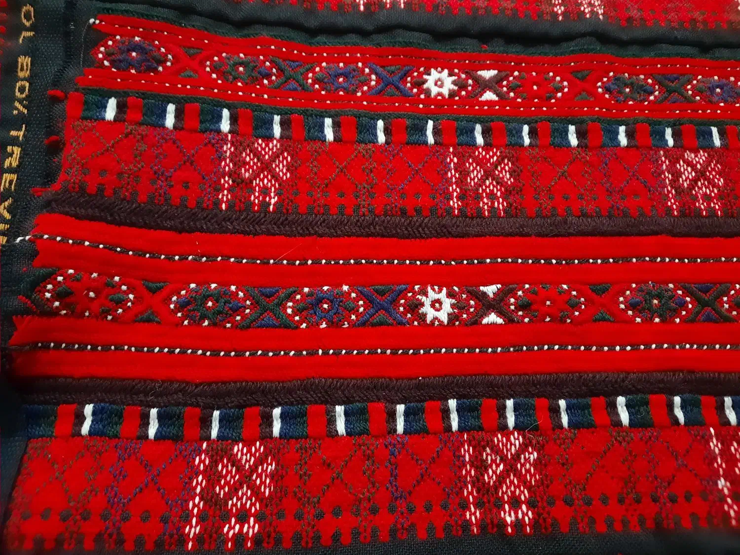 زی استین خوش رنگ روی پارچه صفر دوخته شده|لباس|زاهدان, |دیوار