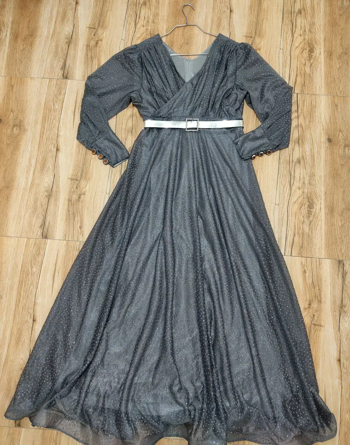 تعدادی لباس نو و مجلسی|لباس|میانه, |دیوار