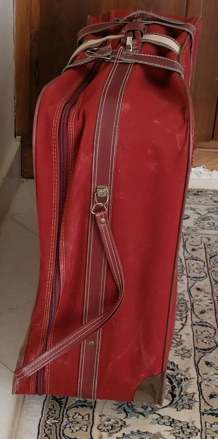 چمدان قدیمی و نوستالژی زرشکی|کلکسیون اشیاء عتیقه|اصفهان, ارغوانیه|دیوار