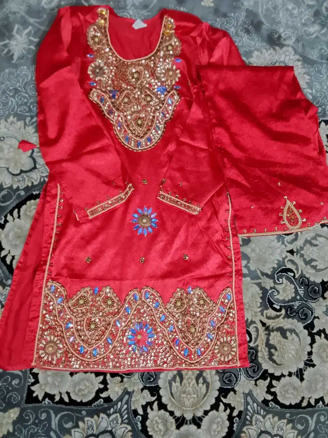 دودست لباس یکی کارکرده یکی نو|لباس|قم, قلعه کامکار|دیوار