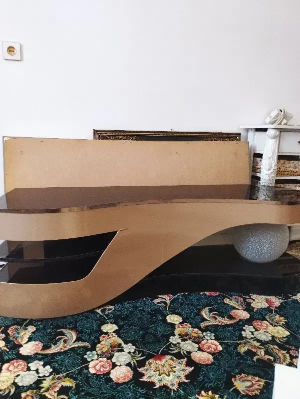 ساعت و زیر تلویزیون و تعدادی وسایل دیگر|مبلمان خانگی و میز عسلی|خرم‌آباد, |دیوار