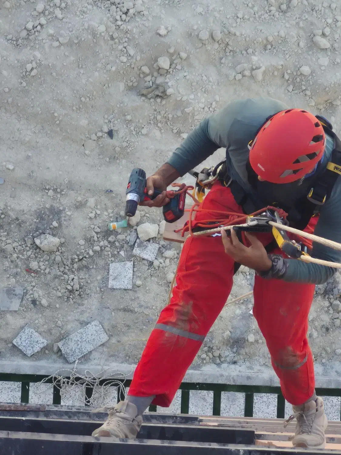 خدمات کار در ارتفاع با طناب(بدون نیاز به داربست)|خدمات پیشه و مهارت|قشم, |دیوار