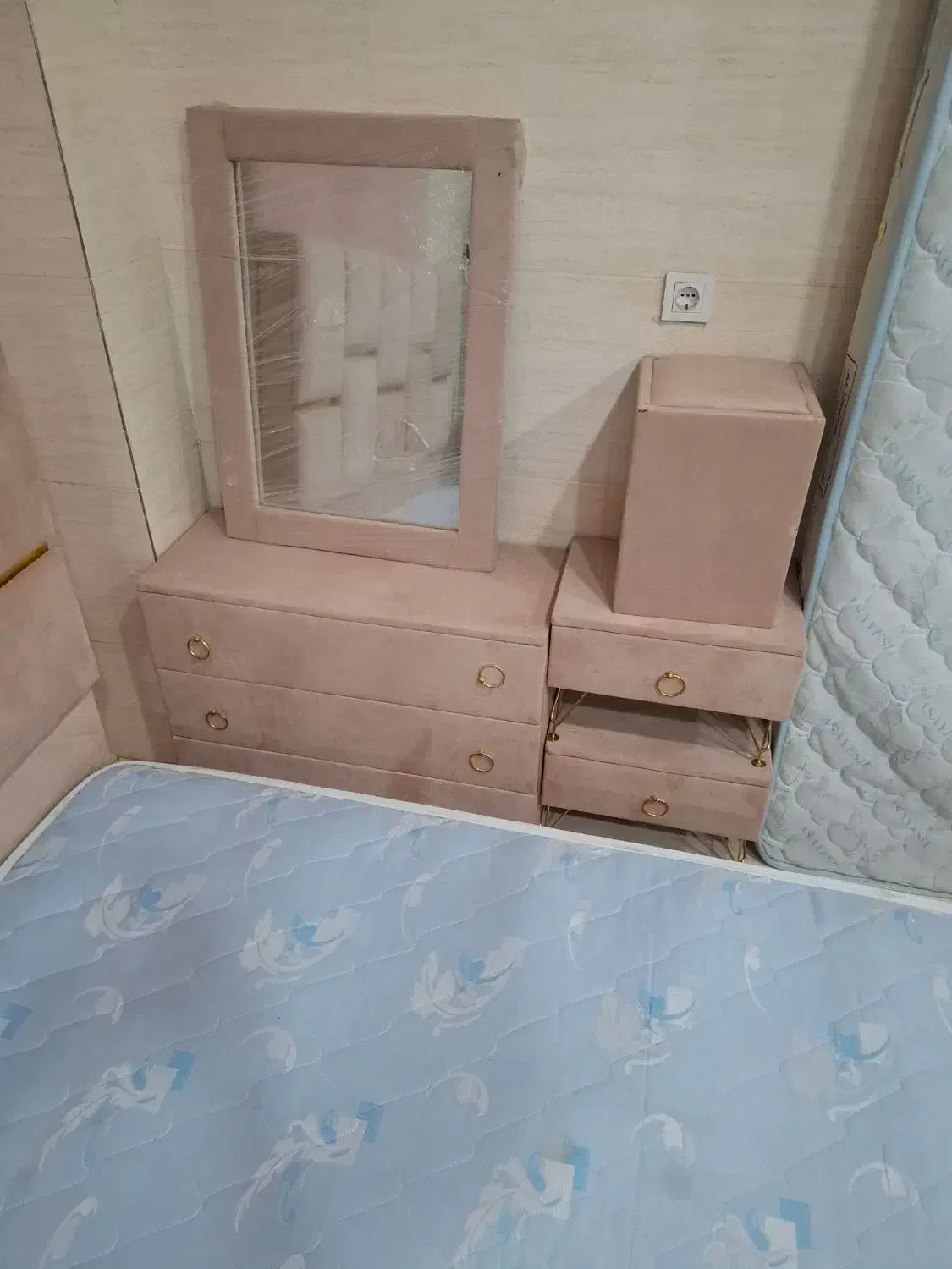 سرویس خواب نو با تشک دست دوم و|تخت و سرویس خواب|جیرفت, |دیوار