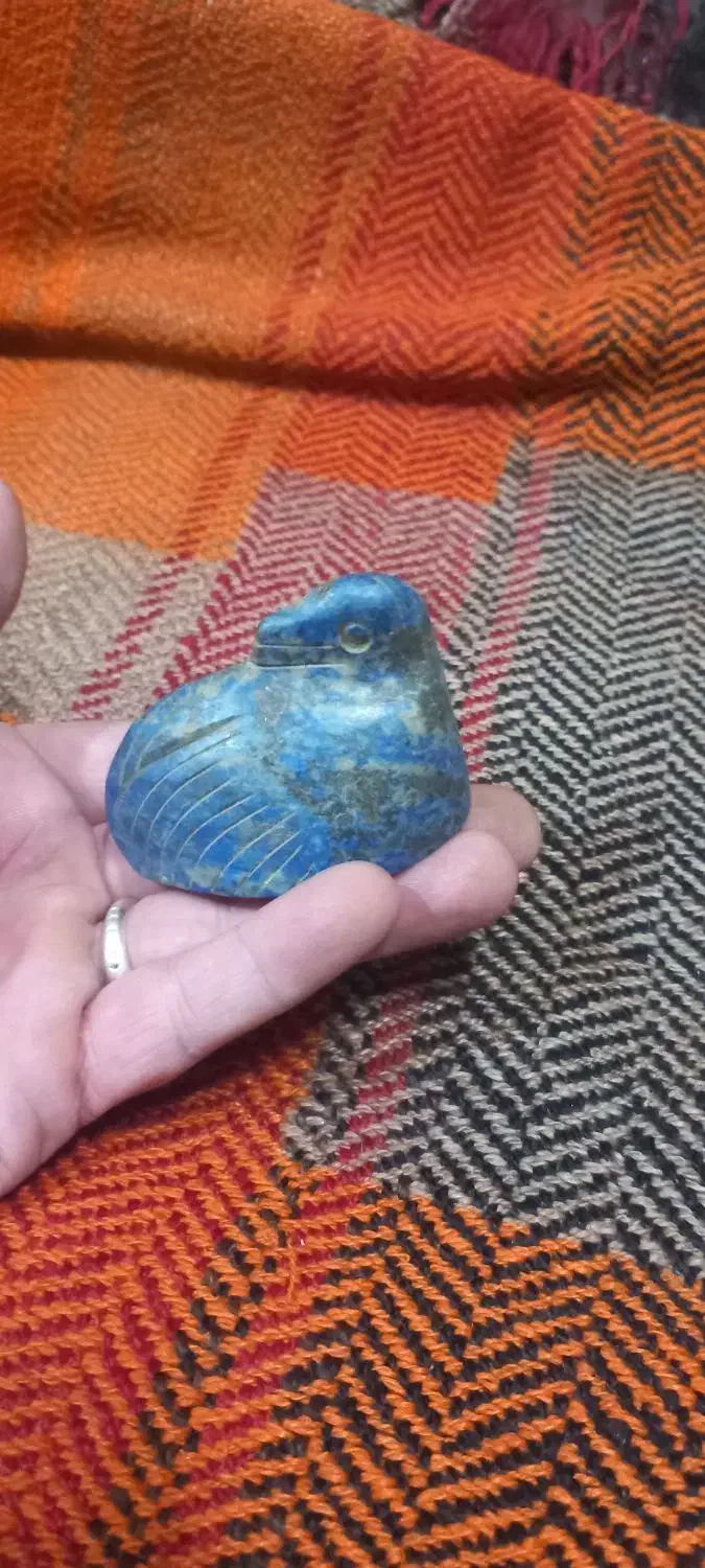 یک عدد سنگ لاجورد به شکل پرنده ( قو)|بدلیجات|نهاوند, |دیوار