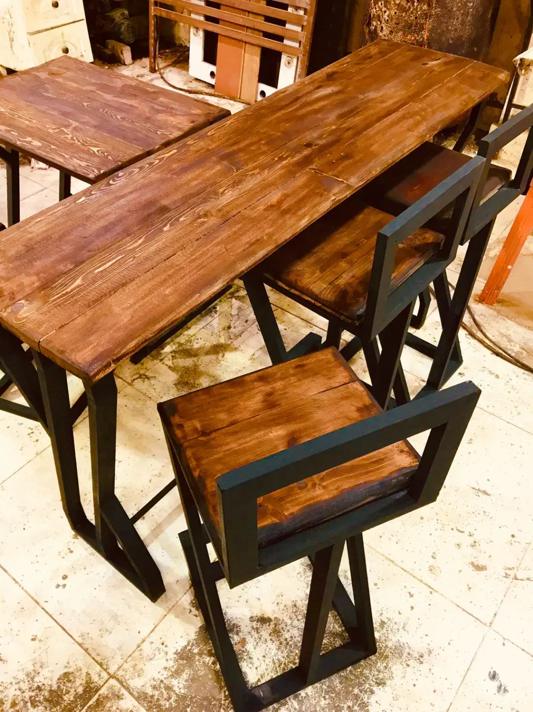 ۱دست میزوصندلی اوپنِی چوب‌وفلز|میز و صندلی غذاخوری|رشت, لاکان شهر|دیوار