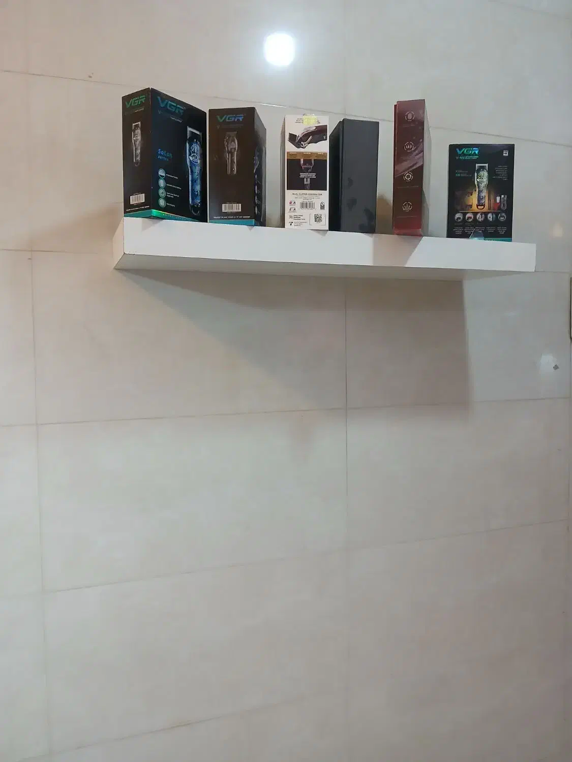 دکور ارایشگاه باکس|آرایشگاه و سالن‌های زیبایی|اصفهان, باتون|دیوار