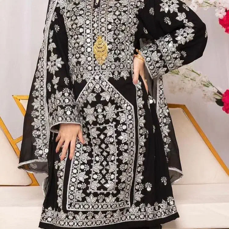 خیاطی لباس زنانه بلوچی با ۱۰ سال سابقه کار|لباس|ریگان, |دیوار