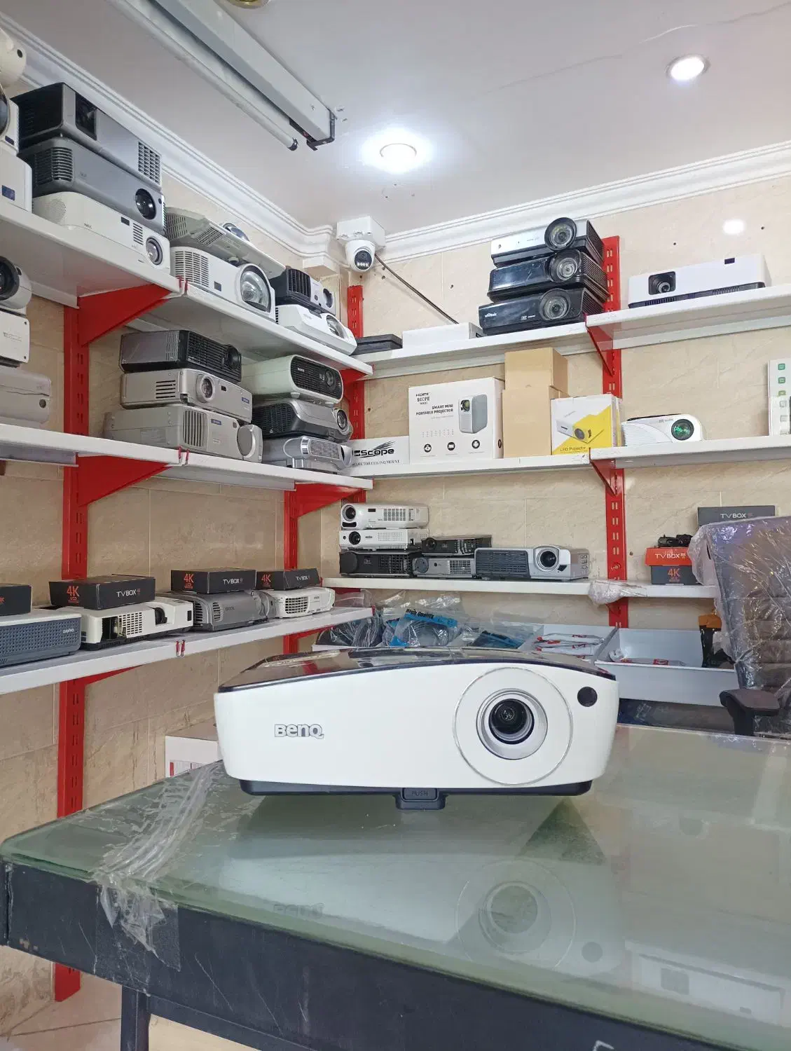 ویدیو پروژکتور با برند BenQ|تلویزیون و پروژکتور|یزد, |دیوار