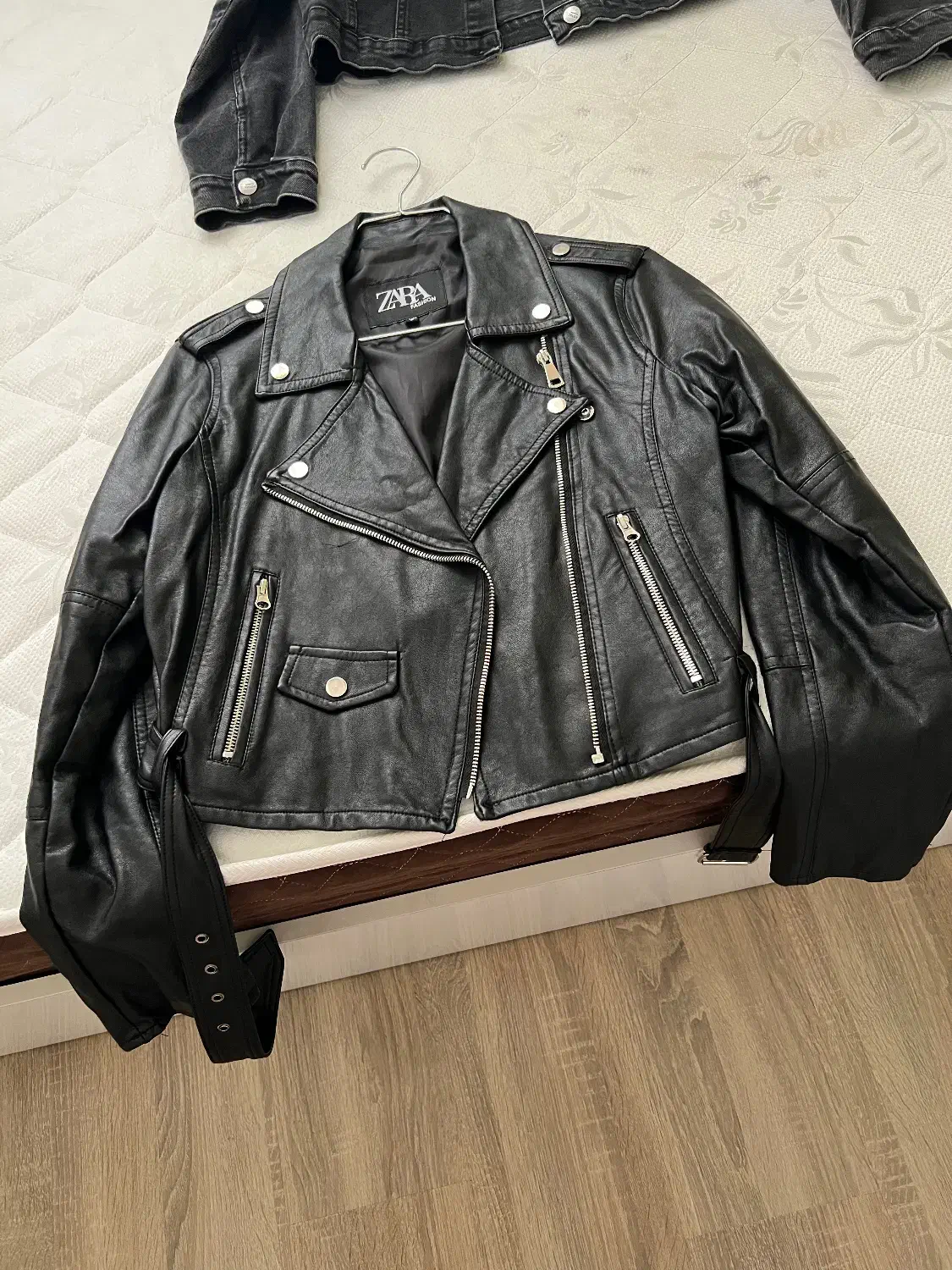 ست لباس|لباس|رشت, امین الضرب|دیوار