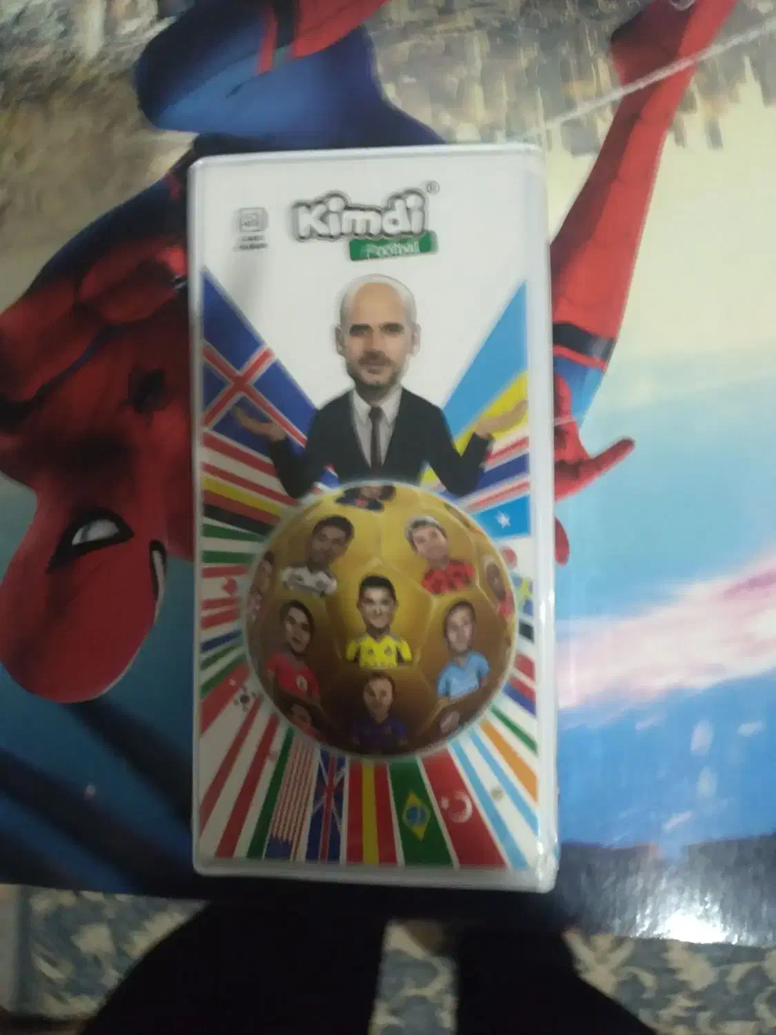 آلبوم کیمیدی نو|اسباب‌‌بازی|فردیس, نگارستان|دیوار