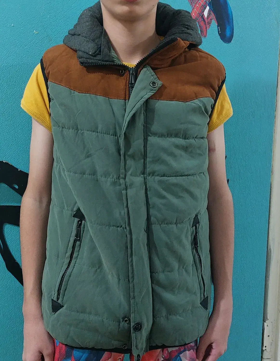 کاپشن|کفش و لباس بچه|قشم, |دیوار