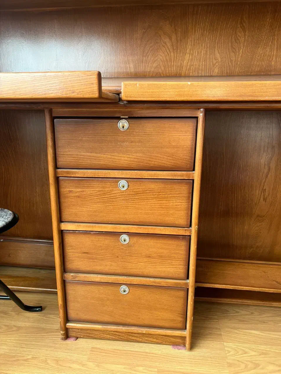 میز تحریر کتابخانه بوفه تمام چوب کاملا سالم و زیبا|کتابخانه، شلف، قفسه‌های دیواری|تهران, شهرک آپادانا|دیوار