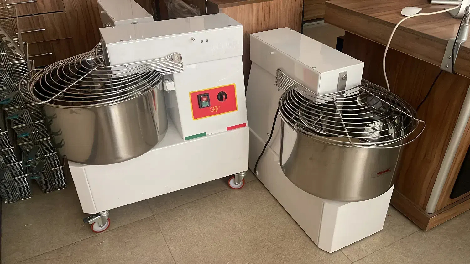 خمیر گیر و خمیر پهن کن|کافیشاپ و رستوران|احمدآبادمستوفی, |دیوار