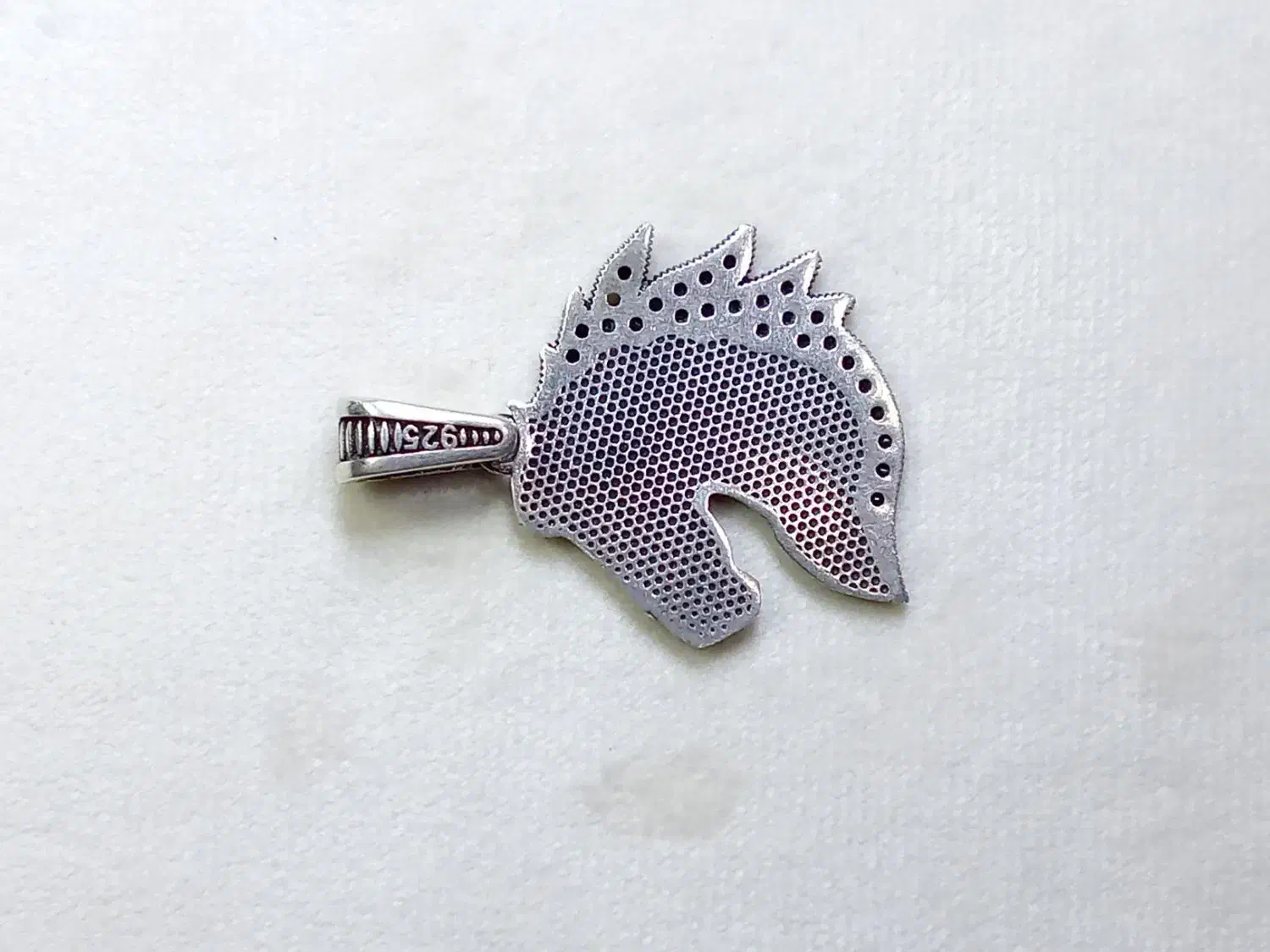 پلاک نقره شرکتی طرح اسب به همراه نگین کاری ریز|جواهرات|اندیشه, اندیشه فاز ۵|دیوار