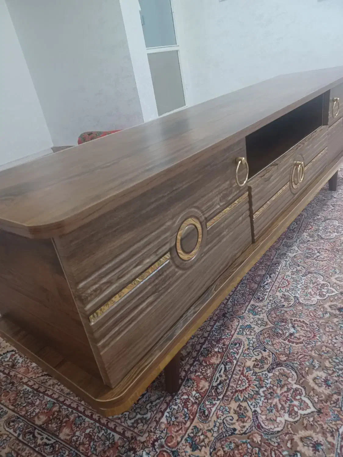 میزتلویزیون پایه چوبی در حد نو و سالم|میز تلویزیون|تبریز, |دیوار