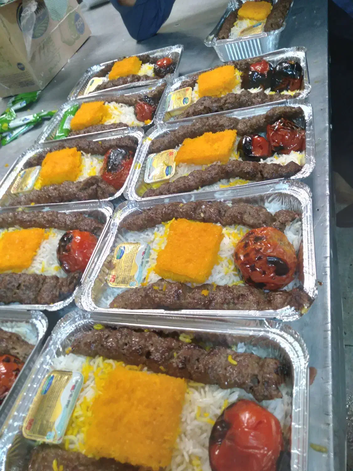 آشپز ماهر و نیروی کار آشپزخانه|استخدام خدمات فروشگاه و رستوران|تهران, نیلوفر|دیوار