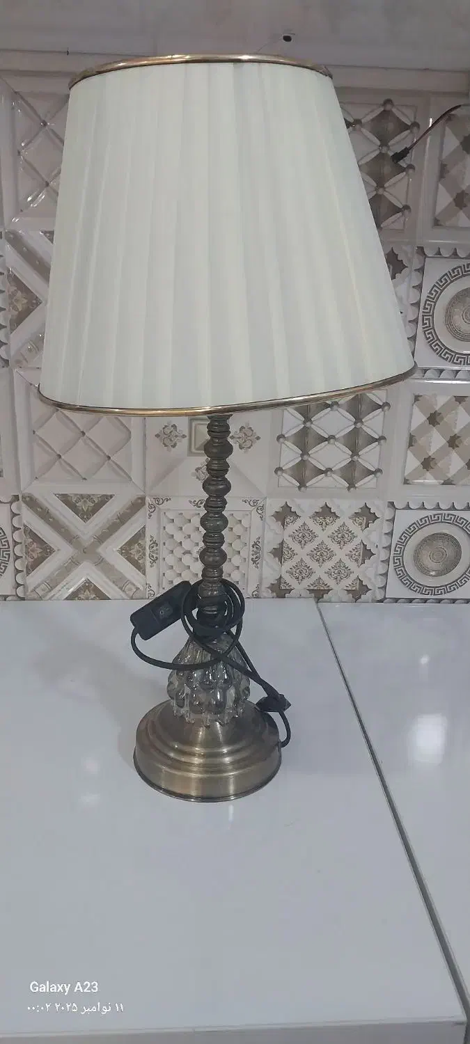 یک عدد چراغ خواب ویک عدد کلاه اباژربزرگ|چراغ خواب و آباژور|صباشهر, |دیوار