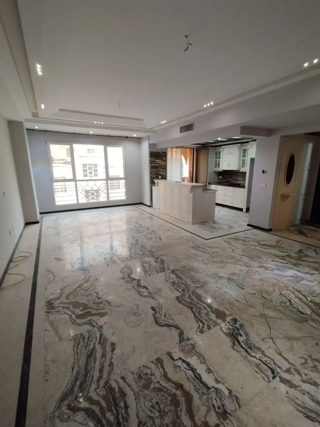 ۱۳۵متر فول چهارباغ شرقی تکواحدی ۴ ساله تخلیه