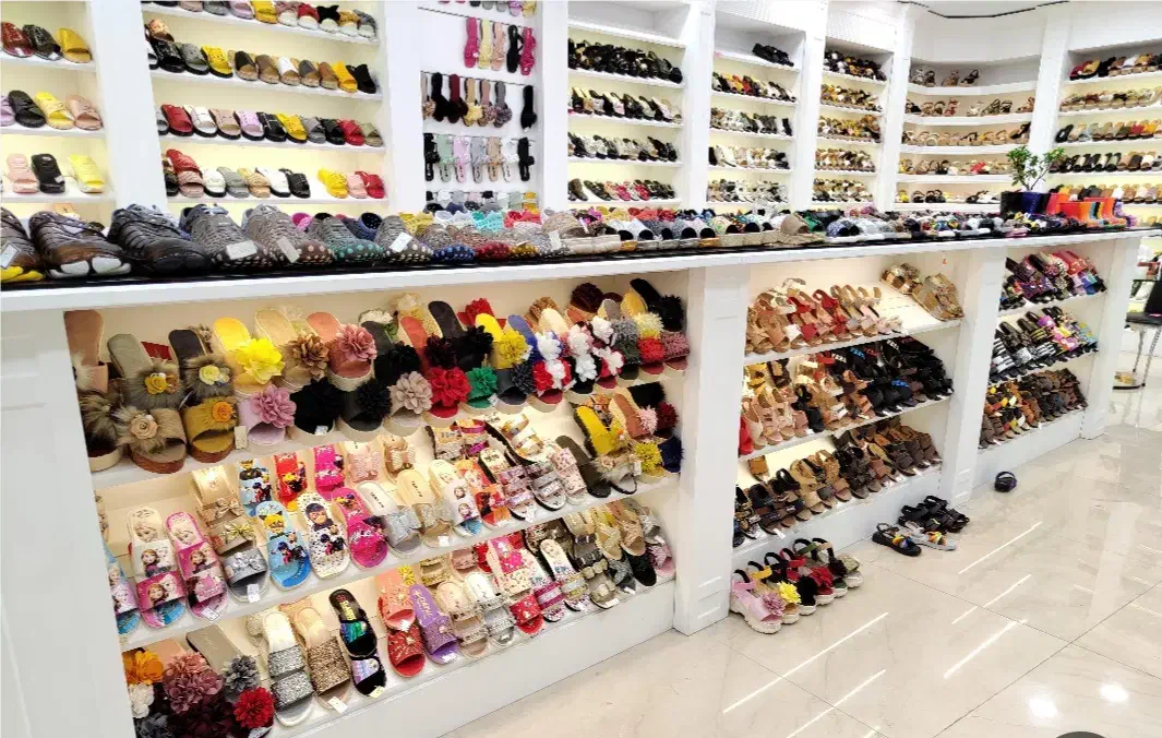 فروشنده خانم و آقا / فروشگاه بزرگ کفش|استخدام بازاریابی و فروش|اصفهان, نقش جهان|دیوار