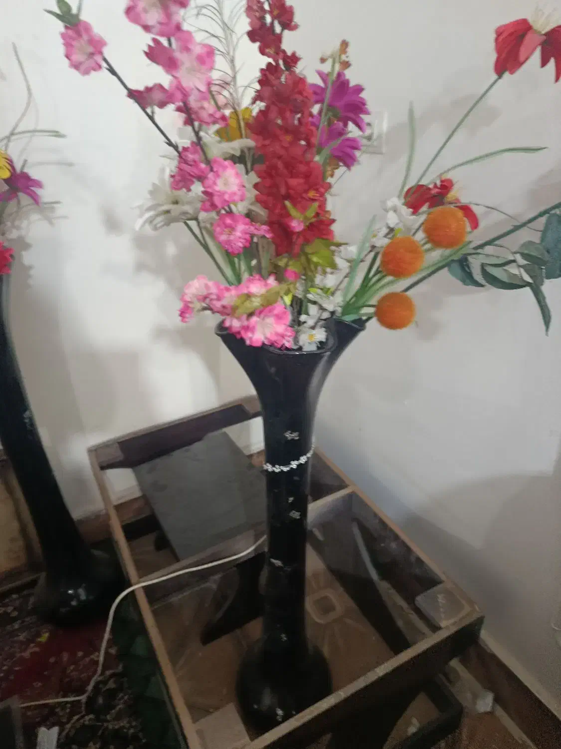 گلدان شیشه ای با شاخه های گل مصنوعی|گل مصنوعی|اهواز, اهواز|دیوار