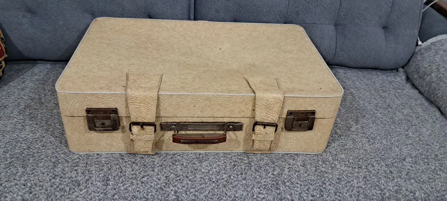 چمدان قدیمی انتیک  مخصوص دکور اتلیه یا کلکسیون|کلکسیون اشیاء عتیقه|اراک, |دیوار