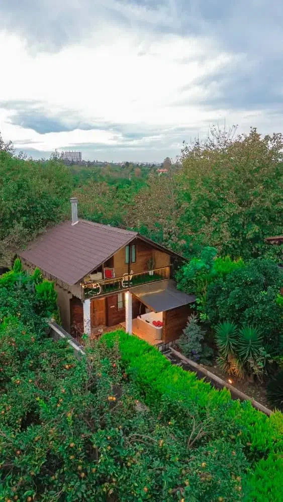 اجاره روزانه کلبه سویسی جنگلی جکوزی آب داغ|اجارهٔ کوتاهمدت ویلا و باغ|نور, |دیوار