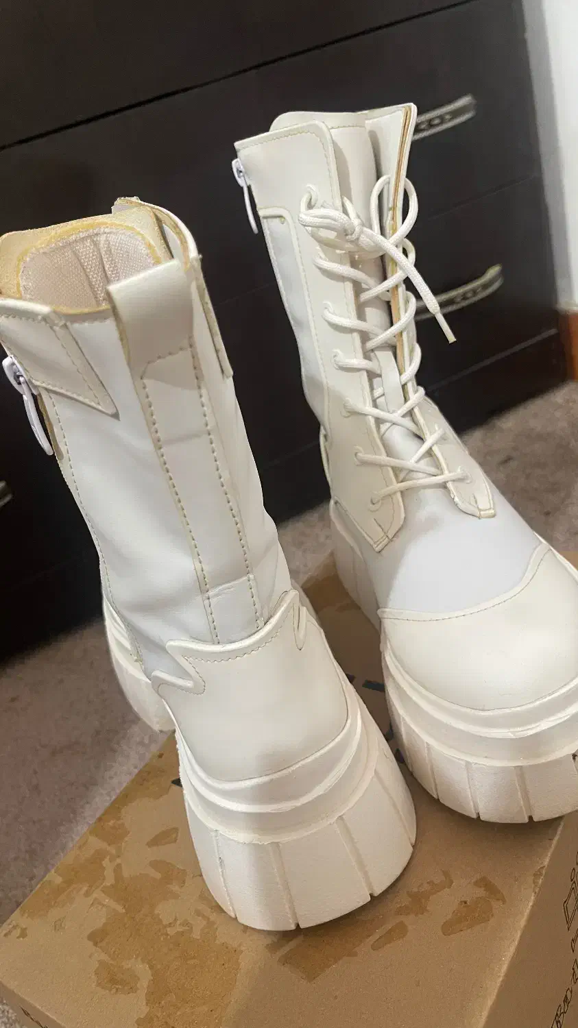 بوت|کیف، کفش، کمربند|لاهیجان, قیام|دیوار