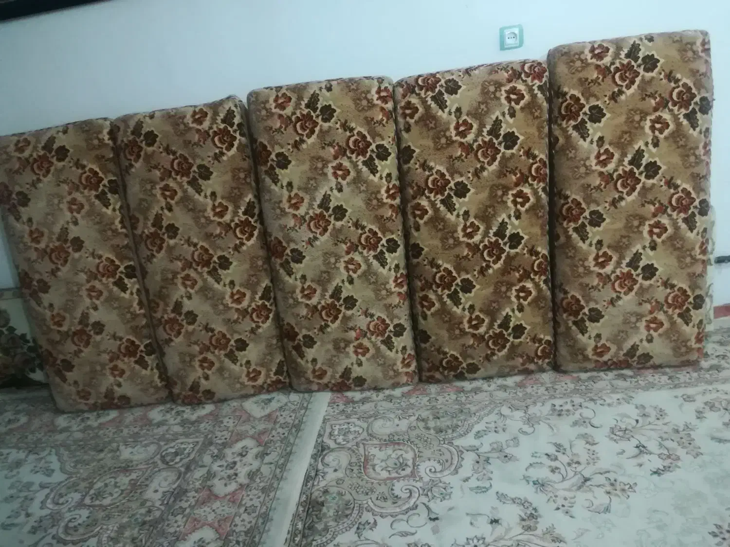 پشتی و هود|هود|ایوان, |دیوار