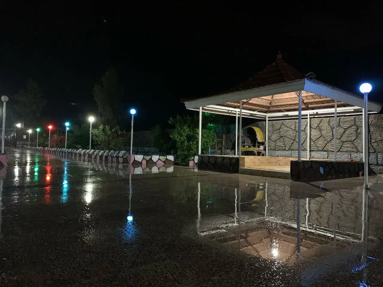 اجاره باغ ویلا|اجارهٔ کوتاه‌مدت ویلا و باغ|شیراز, بید زرد|دیوار